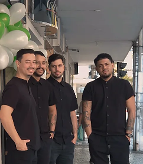 Equipe de barbeiros da Homem Atual reunida na porta da unidade