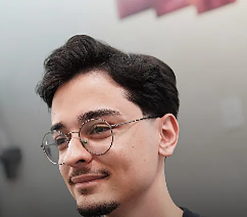 Cliente de óculos sorrindo depois do corte