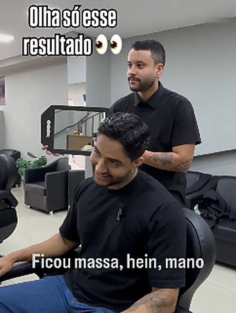 Barbeiro atrás do cliente satisfeito, com a legenda: olha só esse resultado, ficou massa, hein, mano