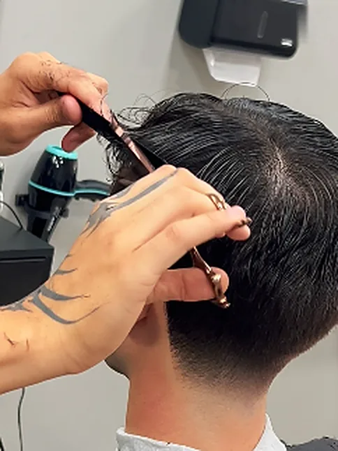 Acabamento na tesoura em cabelo com degradê
